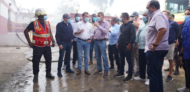 Ministro Bisonó visita parque industrial de San Pedro de Macorís donde se registró incendio de 5 naves