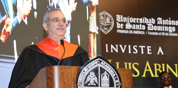 Presidente Abinader recibe Doctorado Honoris Causa de la UASD