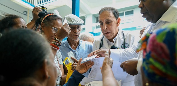 Gabinete Social entrega más de 7,000 Bonos Navideños en hospitales de Santo Domingo