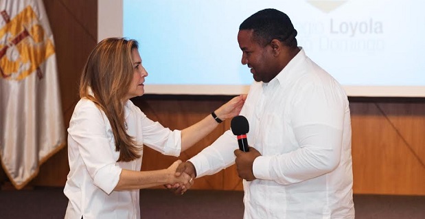  Carolina Mejía lleva charla de responsabilidad ciudadana a estudiantes de Loyola