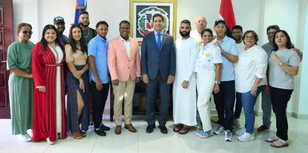 Embajador de República Dominicana en Emiratos Arabe recibe delegación 150 turistas dominicanos.