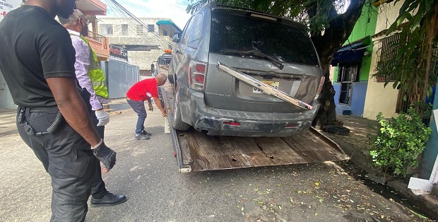 Alcaldía del Distrito Nacional retira chatarras durante operativo en Villa Juana