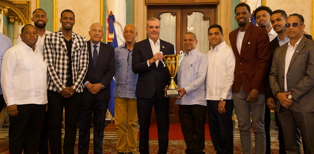 Presidente Abinader recibe al club Mauricio Báez, campeón del TBS del Distrito Nacional 